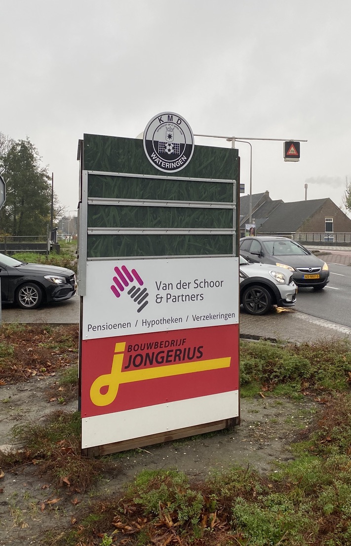 KMD blij met sponsorbord entree